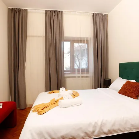 Near Old Town - Chill & Relax - 3bdr Cozy & Roomy * Бухарест