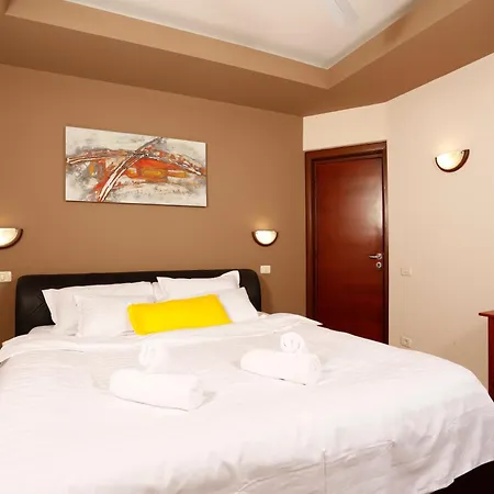 Chill & Relax - Cozy & Roomy -3Bdr Near Old Town Boekarest