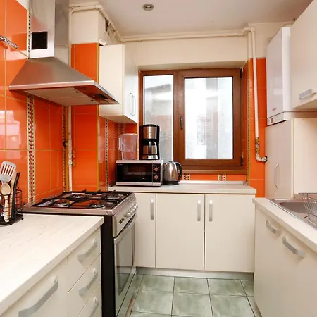 Chill & Relax Up To 8 Guests - Near Old Town - No Party!