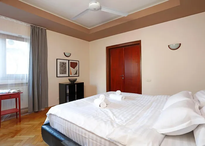 Near Old Town - Chill & Relax Up To 8 Guests Бухарест